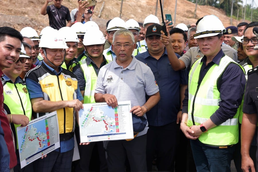 King Queen Inspect Development Of Pan Borneo Highway Project In Sabah