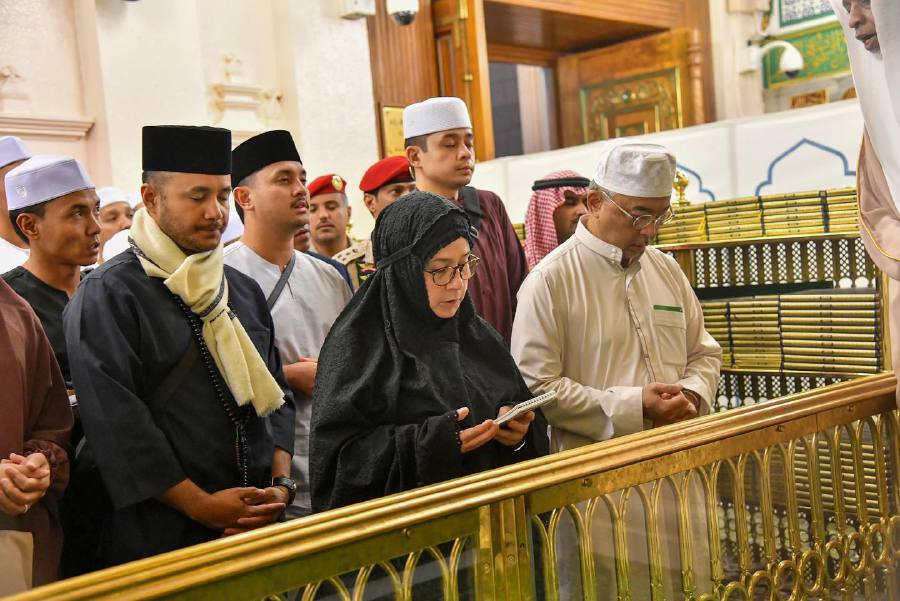 King Visits Prophet Muhammad S Grave Raudhah In Madinah New Straits