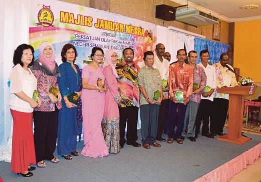 Negeri Sembilan Masters Athletics Association President Mohamed Shafie BP Mammal (sixth from left) with the former athletes.