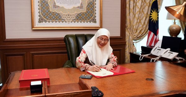 Dr Wan Azizah To Work With Dr M As A Team New Straits Times