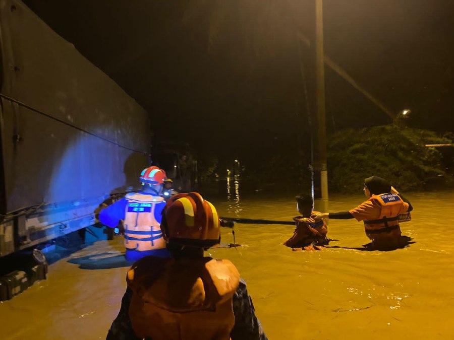 People From Families Evacuated As Water Levels Rise New Straits