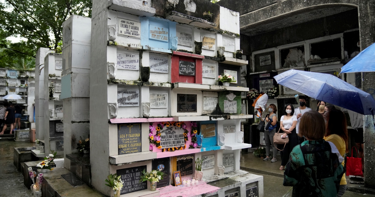 Filipinos Flock To Cemeteries For All Saints Day New Straits Times