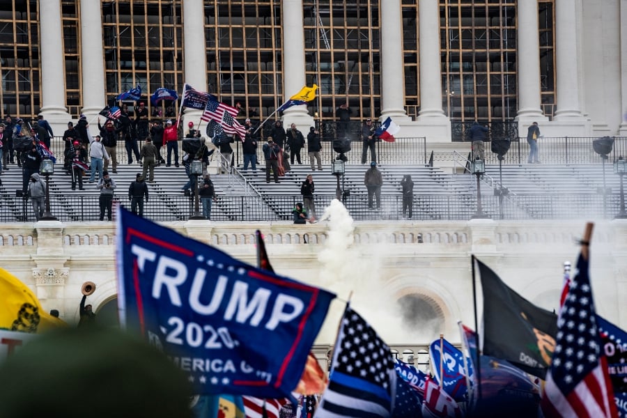 Supporters of US President Donald Trump clash with the US Capitol police during a riot at the US Capitol in Washington, DC. (ALEX EDELMAN / AFP)