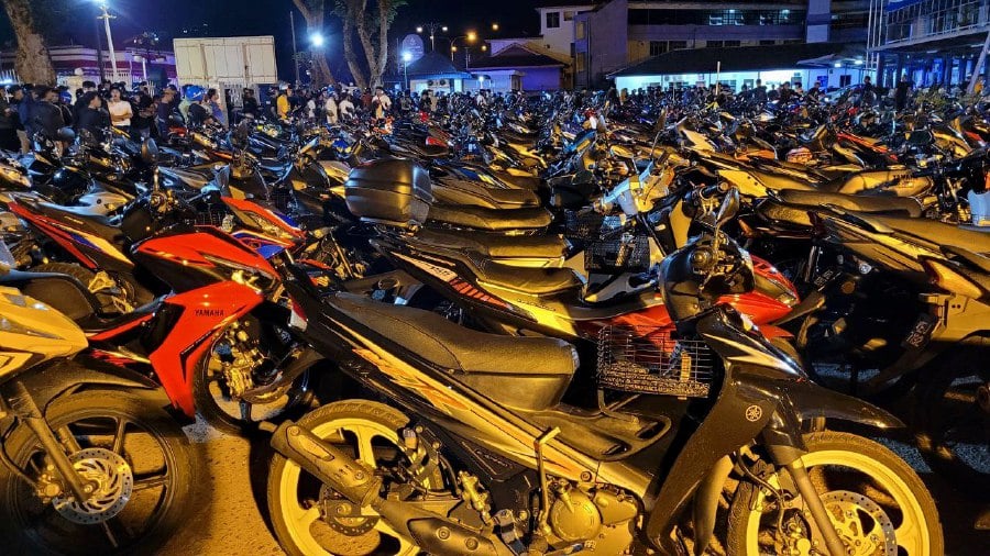 Police have thwarted over 400 ‘Mat Rempits’ from engaging in illegal street racing in the city centre during the 2024 New Year’s Eve celebration earlier today. All of the ‘Mat Rempits’ aged between 12 and 25, were stopped at around 3.40am at the Kepala Batas traffic light intersection near here. PIC COURTESY OF PDRM