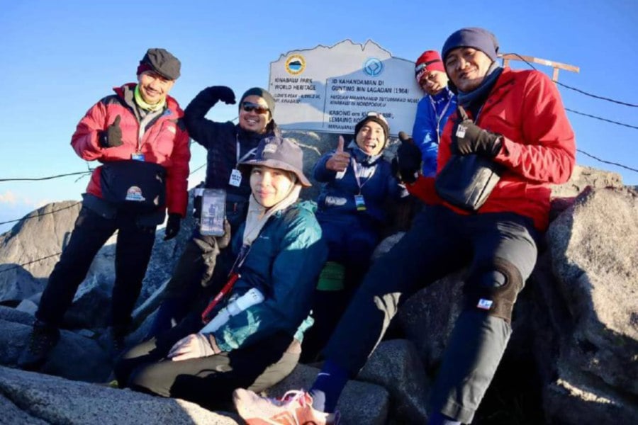 Sports Commissioner Suhardi Alias (left) with Sports Ministry officials at Low's Peak, Mount Kinabalu, during a recent team-building exercise.