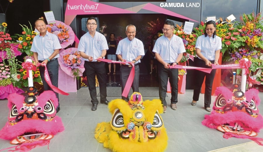  Gamuda Land executive director Datuk Abdul Sahak Safi (centre), project director Aw Sei Cheh (second from left), twentyfive.7 general manager Chu Wai Lune (second from right) and other officials launching twentyfive.7’s sales gallery in Kota Kemuning Shah Alam on Saturday. 