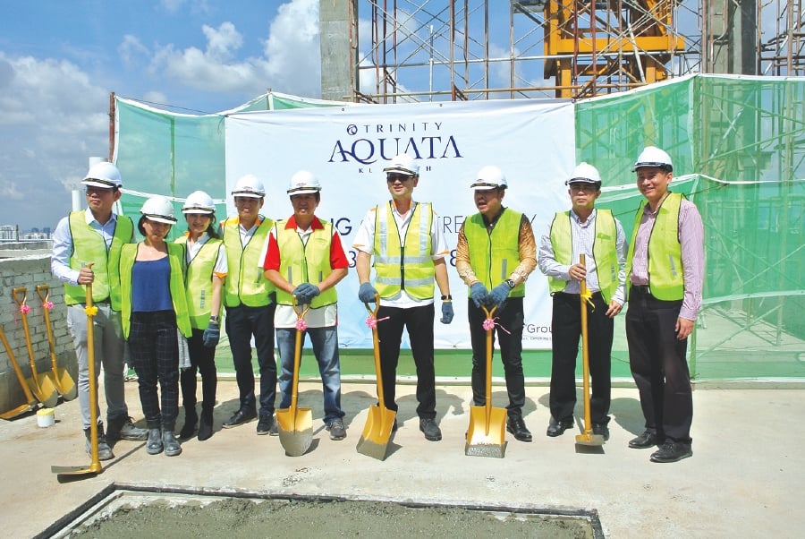 Trinity Group Sdn Bhd managing director Datuk Neoh Soo Keat (fourth from right) with his team of consultants at the Trinity Aquata topping-out ceremony recently. 