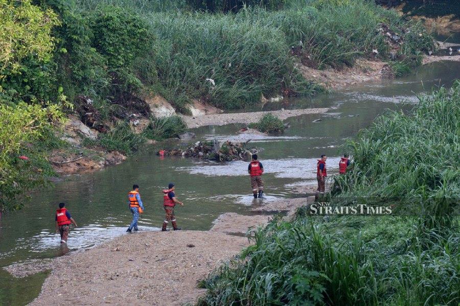 The search operation area for a mother and her daughter, who are feared to have drowned since yesterday at Kota Perdana, near Seri Kembangan, has been expanded to six kilometres along Jalan KP 4/9, Kota Perdana, here today. NSTP/AIZUDDIN SAAD