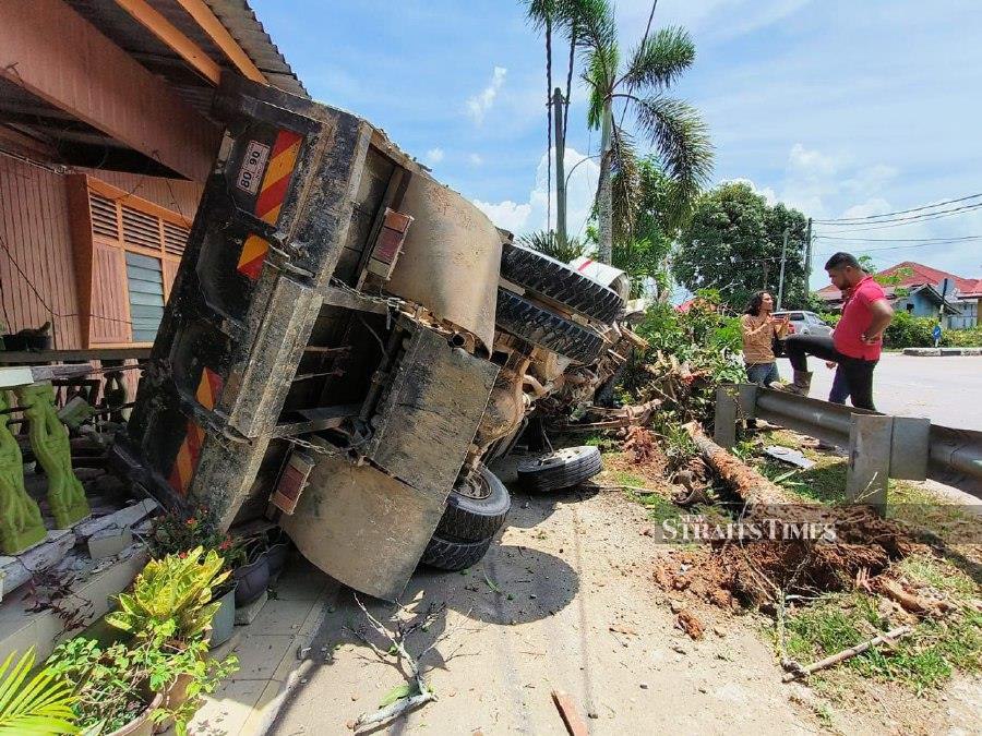 A lorry driver miraculously escaped unhurt when his vehicle crashed into a tree at Simpang Tiga Gelang Mas here today. NSTP/SHARIFAH MAHSINAH ABDULLAH