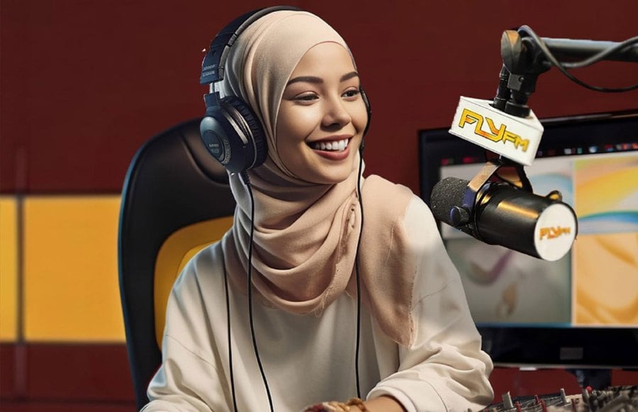 Known as “Aina Sabrina”, the Fly FM AI radio host, made her grand debut through hologram at a press conference earlier today at Balai Berita Bangsar.