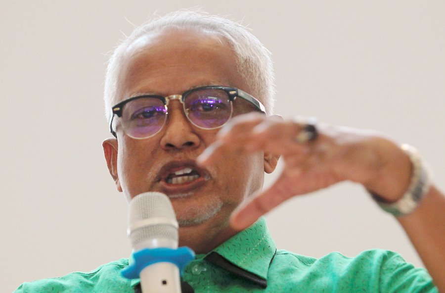  Earlier today, Datuk Mahfuz Omar finally announced his decision to quit the Islamic party effective midnight, after much of speculations following his fall-out with the party's ulama leadership. Pix by Sharul Hafiz Zam