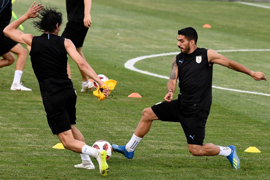 Suarez fires Uruguay past Saudi Arabia into the Round of 16