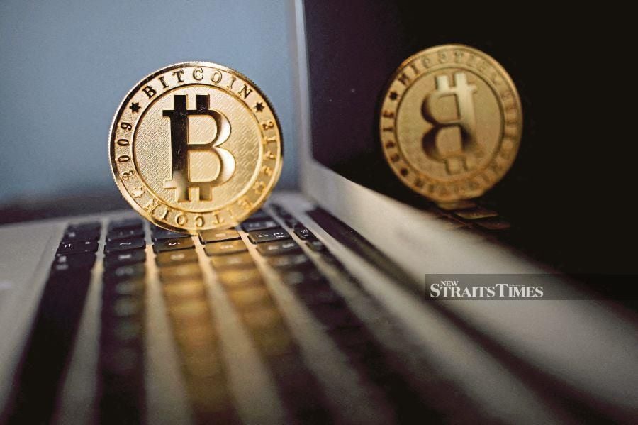 FILE PHOTO: A bitcoin is seen in an illustration picture taken. REUTERS/Benoit Tessier/File Photo