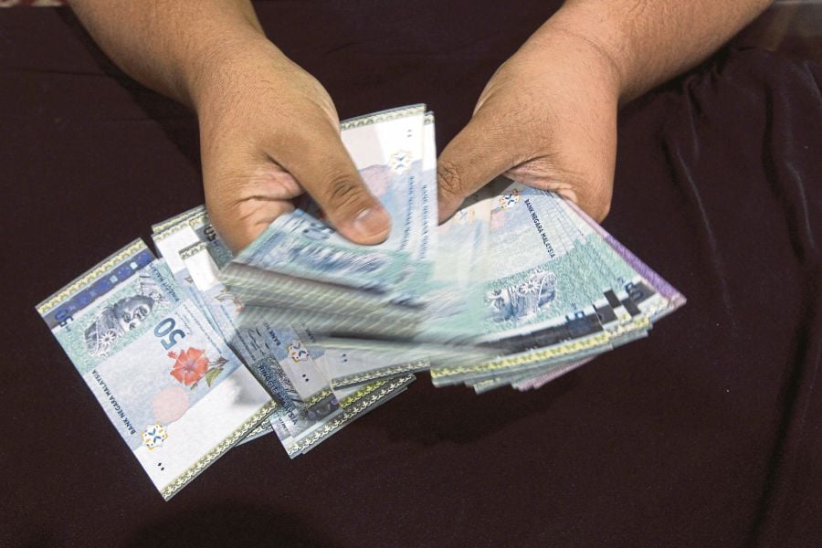  The ringgit continues to weaken, closing 1.1 per cent month-on-month (m-o-m) lower at RM4.689 in September on the stronger US dollar, although not as sharp as most regional currencies. STR/ AZIAH AZMEE