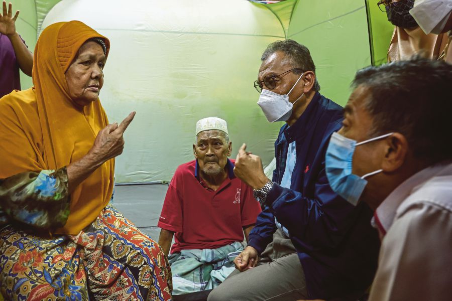  Health Minister Datuk Seri Dr Dzulkefly Ahmad (right) talking to flood victims at the relief centre at SK Jeli 1 in Kelantan yesterday. BERNAMA PIC 