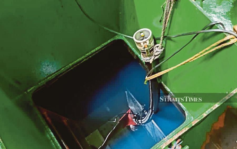 SSibu marine police seized smuggled diesel worth RM1.4 million from a cargo ship in waters off Tanjung Ensurai, Sungai Batang Rajang, here, on Friday. -NSTP/NORSYAZWANI NASRI