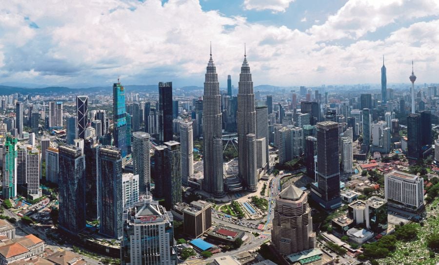Malaysia is set to achieve the 2023 gross domestic product growth target of 4-5 per cent for 2023 based on the good economic momentum seen so far, the Department of Statistics Malaysia (DoSM) said. --fotoBERNAMA (2023) 