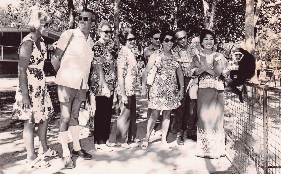Foreign visitors having a wonderful time learning about Malaysia’s diverse natural heritage at Zoo Negara in the 1970s.