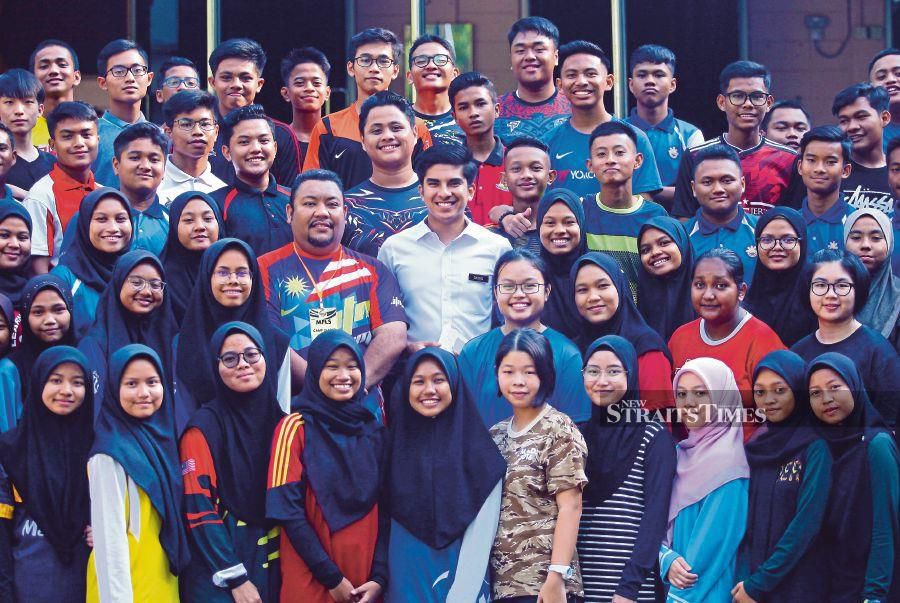 REMBAU 15 APRIL 2019. Menteri Belia dan Sukan, Syed Saddiq Syed Abdul Rahman beramah mesra bersama pelajar yang menyertai program 'Malaysia Future Leader School' ketika lawatan ke Kem Bina Negara Ulu Sepri, Kampung Empang Batu, Rembau. STR/ADZLAN SIDEK