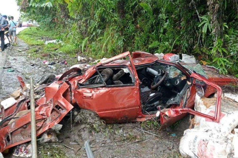 A man and a woman died, while five others were seriously injured when the car they were traveling in collided with a 10-tonne lorry at Mile 25 Jalan Sandakan this afternoon. BERNAMA PIC