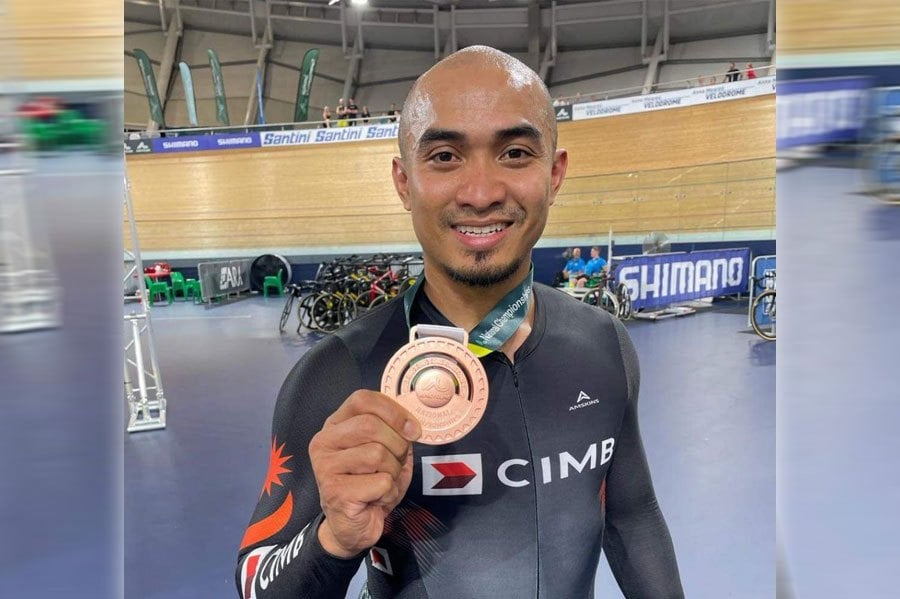 Azizulhasni Awang with his keirin bronze medal at the Australian national cycling championships in Brisbane today. PIC FROM NSC