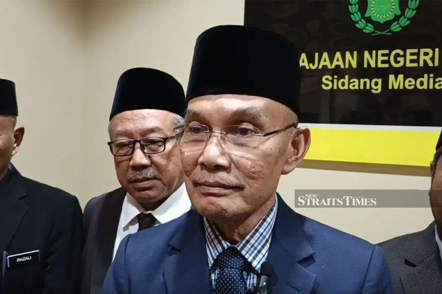 Perlis Perikatan Nasional chairman Mohd Shukri Ramli today says he’s still the menteri besar despite calls for him to step down after being investigated over allegations of abuse of power by the Malaysian Anti-Corruption Commission (MACC). NSTP/AIZAT SHARIF