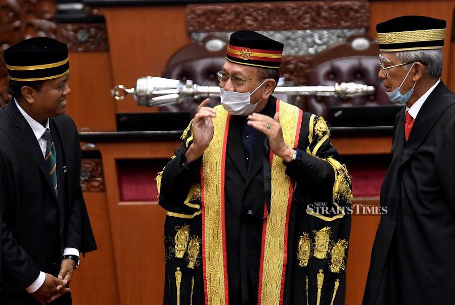 Dewan Negara president Tan Sri Dr Rais Yatim (centre) welcomes the appointment of the four new members of the Senate -- Datuk Seri S. Vell Paari (appointed by the Yang di-Pertuan Agong), Mohamad Apandi Mohamad (appointed by Kelantan State Assembly), Ahmad Yahaya and Datuk Othman Aziz (both appointed by Kedah State Assembly). BERNAMA photo