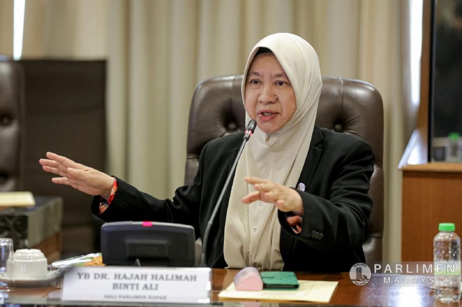 Kapar member of parliament Dr Halimah Ali, in the Dewan Rakyat on Wednesday, questioned why food and humanitarian aid to Gaza cannot be sent by air. PIC COURTESY OF PARLIMEN MALAYSIA