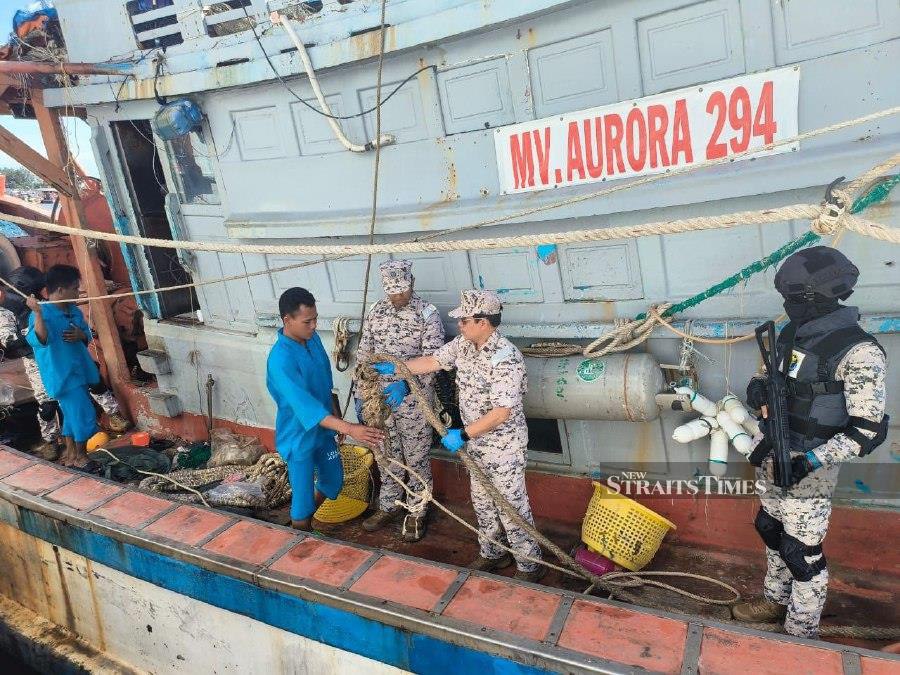 Foreign fishermen encroaching into Malaysian waters to catch fish are resorting to daring tactics to avoid arrest, and their latest manoeuvre involved throwing a rope towards a Malaysian Maritime Enforcement Agency (MMEA) patrol boat. NSTP/SHARIFAH MAHSINAH ABDULLAH