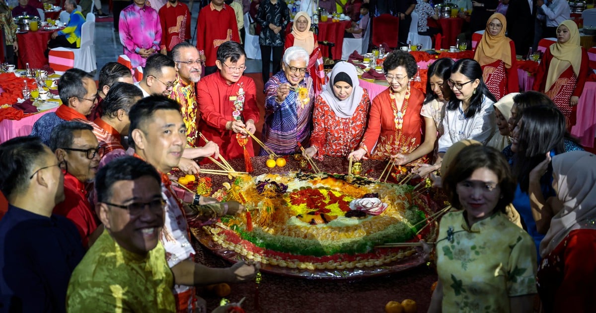 10,000 Throng Penang CM's CNY Open House | New Straits Times