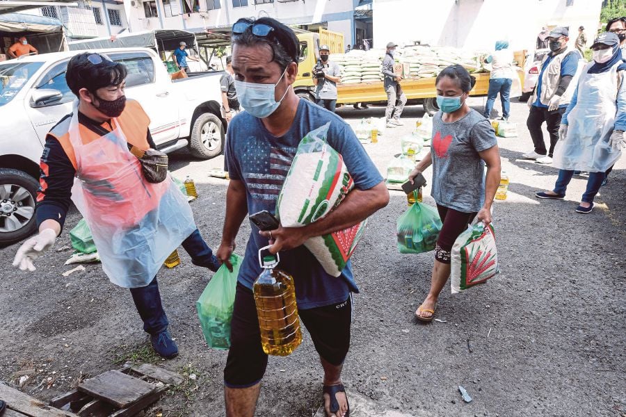 More individuals and establishments have jumped on the bandwagon of #KitaJagaKita,  #RakyatJagaRakyat, and #BenderaPutih to assist fellow Malaysians in need of food or essentials during this Covid-19 pandemic. -BERNAMA pic