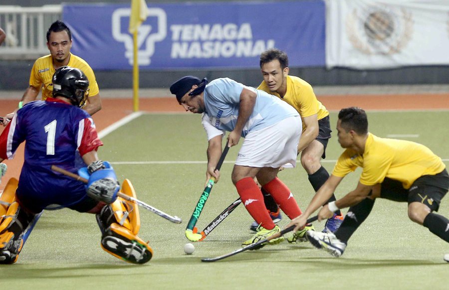 Kuala Lumpur’s Kevinder Singh (centre) scored six goals against Pahang. NSTP file pic by MOHD YUSNI ARIFFIN