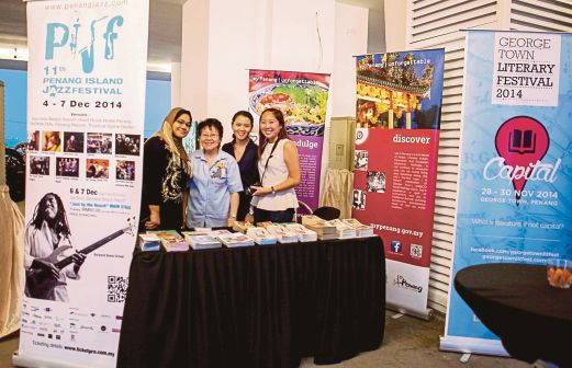  Staff of Penang tourist bureau promote the island’s many attractions. 