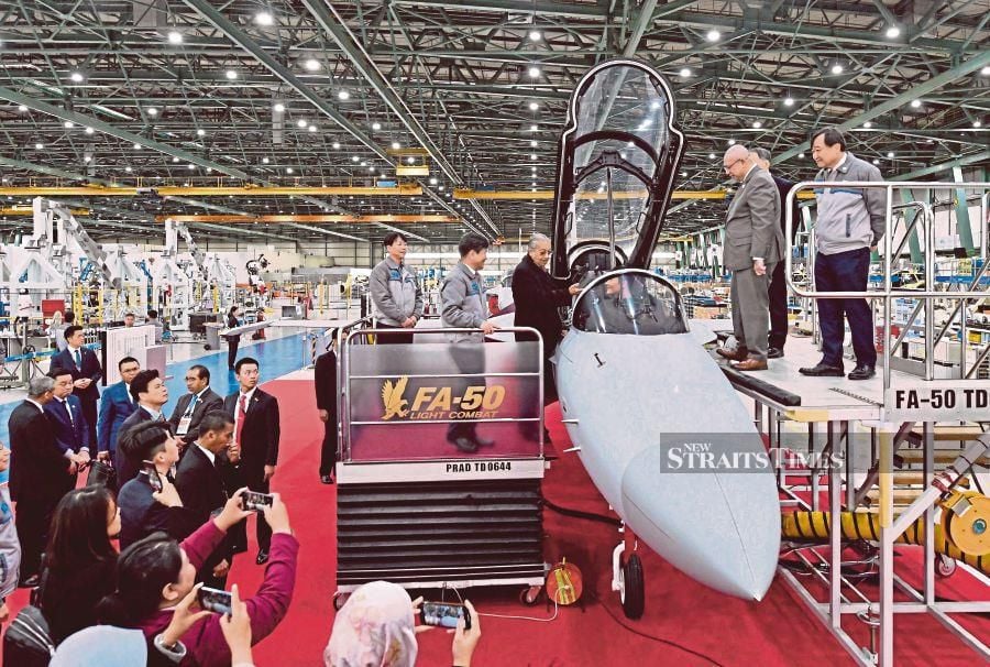 Prime Minister Tun Dr Mahathir Mohamad inspecting a FA-50 Light Combat fighter aircraft at the Korea Aerospace Industries in Sacheon recently. BERNAMA PIC 