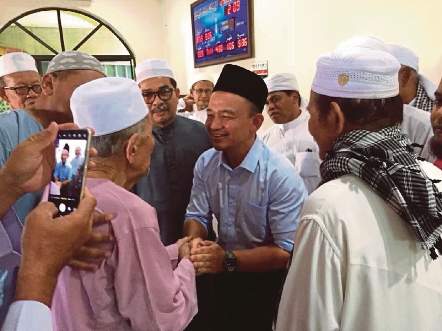 Education Minister Dr Maszlee Malik (centre), who is also Simpang Renggam member of parliament, with qariah members of Al-Huda Mosque in Simpang Renggam after Friday prayers, recently. FILE PIC 
