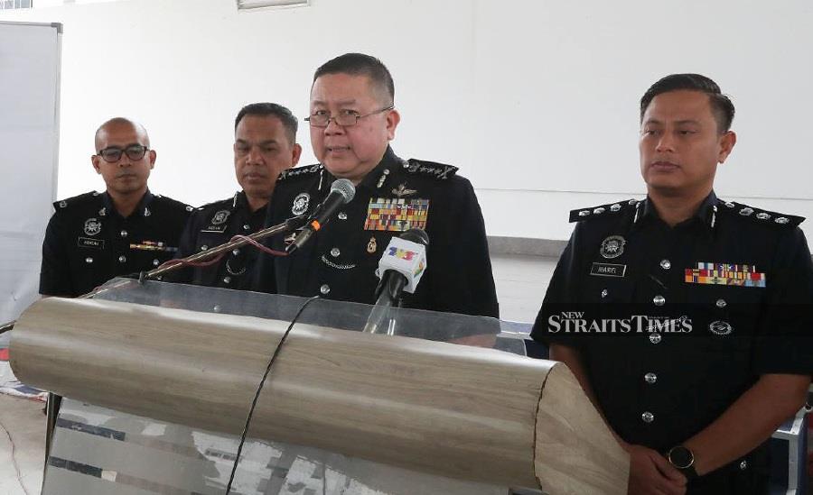 Penang police chief Datuk Khaw Kok Chin said the five personnel, aged between 24 and 48, were detained at 11.15pm here after police received a report from the 27-year-old man, who allegedly paid RM4,500 to the suspects. - NSTP/ MIKAIL ONG