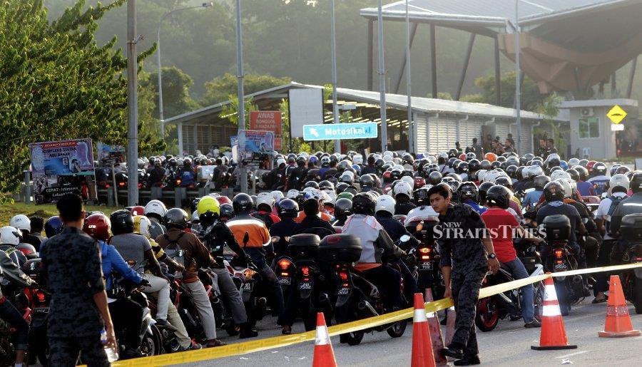 Johor Menteri Besar Datuk Onn Hafiz Ghazi urged the Immigration Department to expedite its resolution to the massive congestion at the Customs, Immigration and Quarantine (CIQ) complexes at the Sultan Iskandar Building (BSI) and Sultan Abu Bakar Complex (KSAB). File Pic