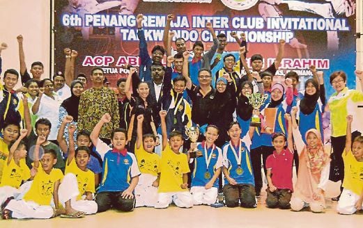  Perak’s RSB Taekwondo Club, the overall winners of the 6th Penang Remaja Inter-Club Invitational Championships, celebrating their victory at the Dewan Millennium in Kepala Batas recently. Pic by K. Kandiah 