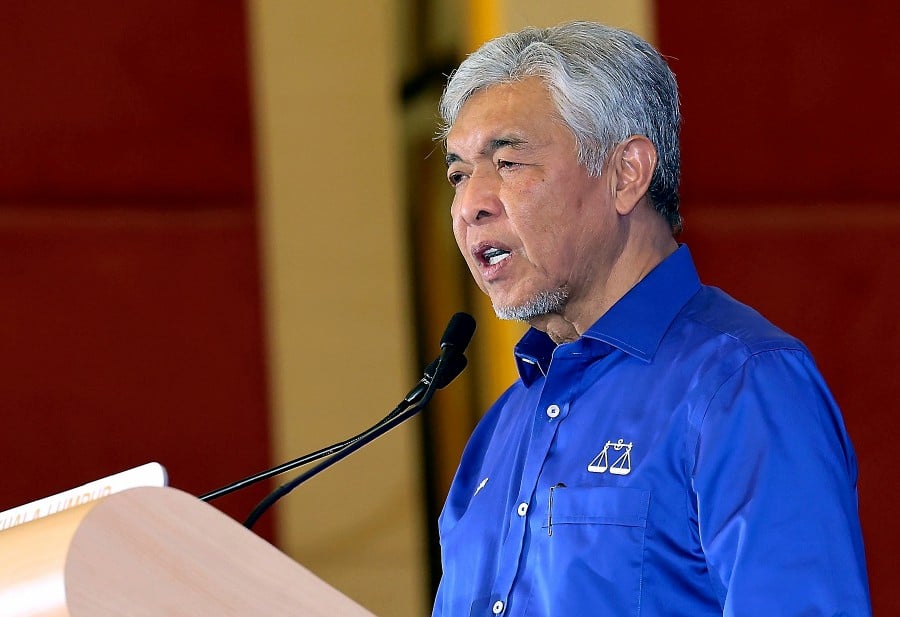 Umno president Datuk Seri Dr Ahmad Zahid Hamidi has called on Barisan Nasional (BN) to close ranks so that the coalition can emerge victorious in the upcoming 15th General Election (GE15) and lead the country towards stability and prosperity. -BERNAMA file pic