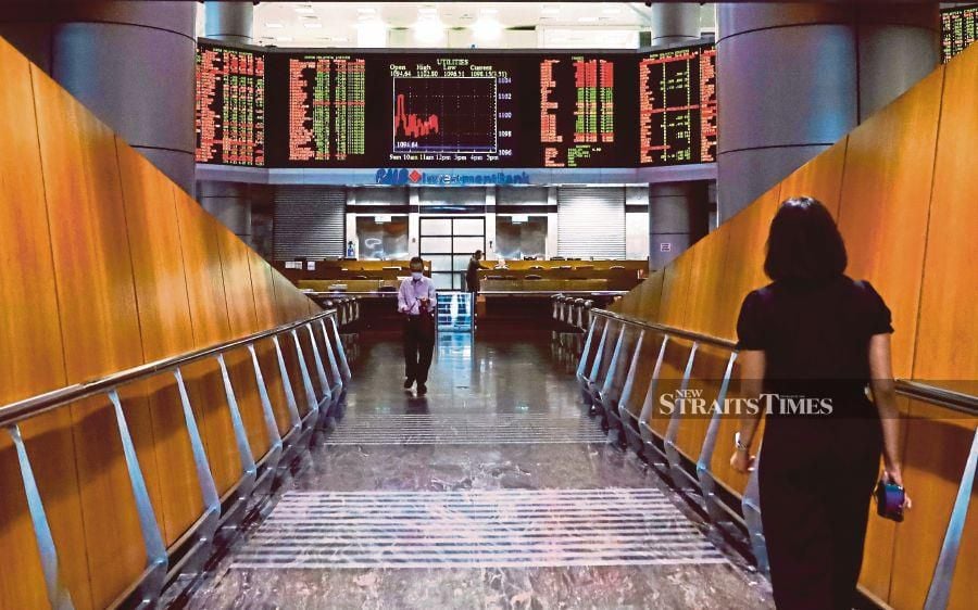 Bursa Malaysia continued its decline at midday, as persistent selling pressure, especially in the utilities sector, weighed down selected heavyweights. STU/NABILA ADLINA AZAHARI