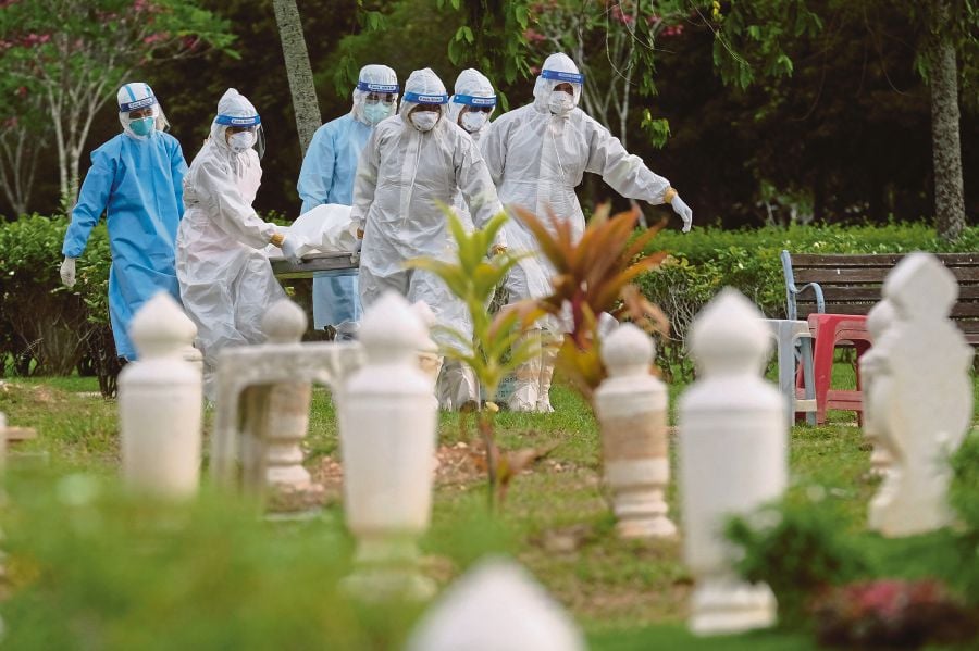 Non-Muslims are allowed to visit Muslim cemeteries especially when they do it with good intentions such as to pay their last respects to their family members or relatives, to visit the grave of a loved one during certain occasions, or just to clean it. - BERNAMA pic