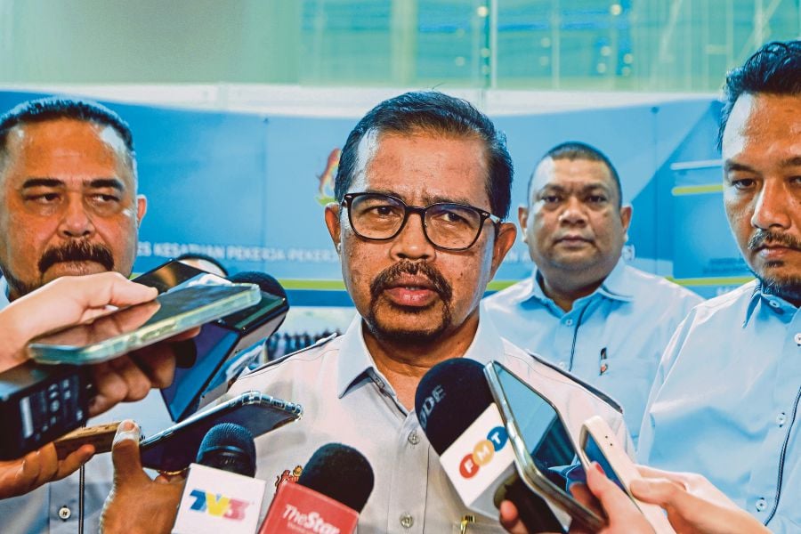 PUTRAJAYA: The Congress of Union of Employees in the Public and Civil Services Malaysia (Cuepacs) president, Datuk Dr Adnan Mat has urged all parties not to politicise the issue regarding the welfare of civil servants, including the pay hike announced by Prime Minister Datuk Seri Anwar Ibrahim on Wednesday (May 1). — NSTP/ASYRAF HAMZAH