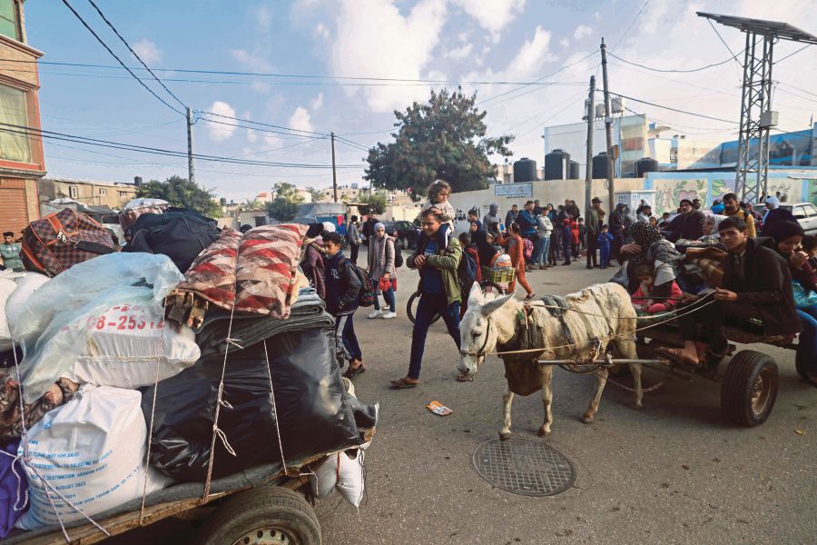  Palestinians fleeing toward safer areas on donkey-pulled carts following the resumption of Israeli strikes on Rafah in the southern Gaza Strip on Friday. AFP PIC 