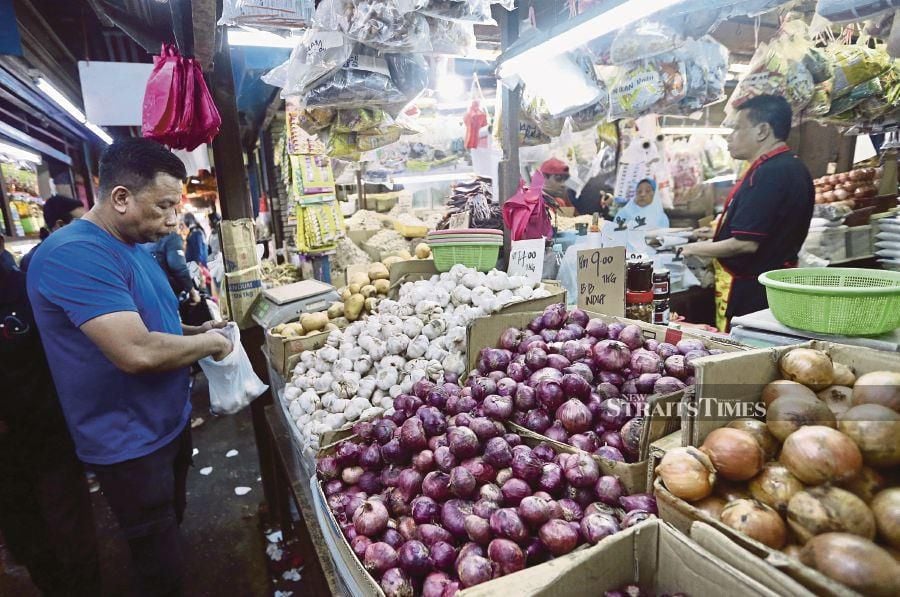 Garlic and potatoes are among the items listed under the 2024 Chinese New Year Festive Season Maximum Price Scheme. PIC BY FATHIL ASRI 