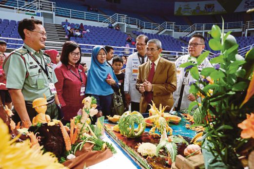  Penang deputy chief minister (1) Datuk Rashid Hasnon (second from right) and Lee Chan Wai (right) checking out a decoration made of chocolates and fruits.