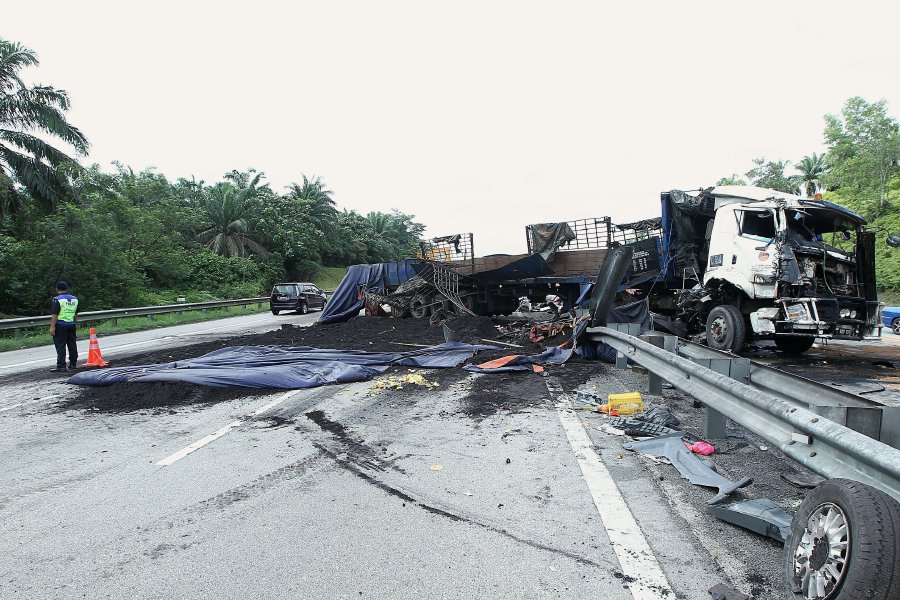 Six people were killed when a trailer crashed head-on into the Ssanyong MPV they were travelling in at Km403.3 of the North-South Expressway (NSE) near the Tanjung Malim toll plaza this morning. (Pix by SADDAM YUSOFF)