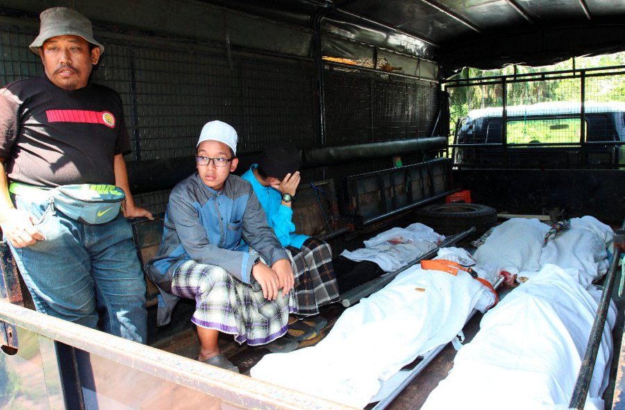 Death toll rises in Kuala Krai accident, seven teenagers dead. (pix by NIK ABDULLAH NIK OMAR)