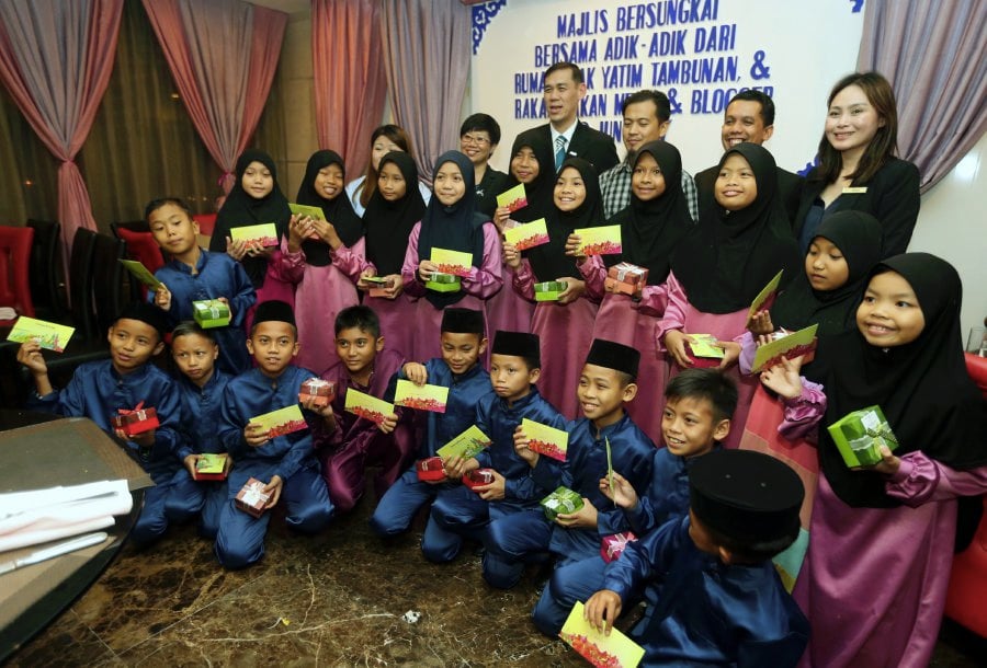 Promenade Hotel treats children from Tambunan Orphanage 