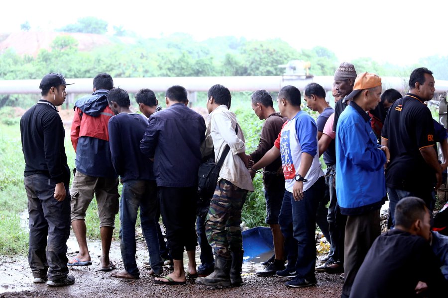A total of 65 suspected drug addicts were rounded up at the waste management centre in Krubong, by the National Anti-Drug Agency (NADA) today. (Pix by MUHAMMAD ZUHAIRI ZUBER)