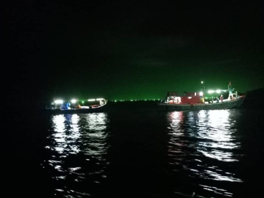 “MMEA immediately deployed a Bot Kilat 6 rescue boat to the location. Upon arrival, all the fishing crew members aged between 23 and 58 have been pulled to safety by another fishing trawler who happened to be in the vicinity. PIC COURTESY OF MMEA